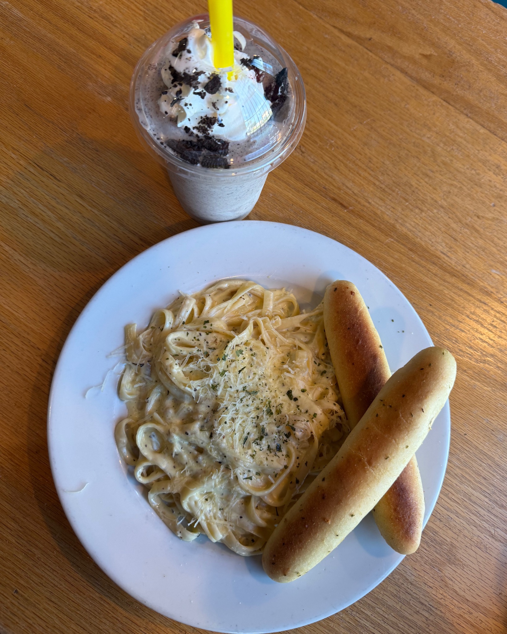 Cookies and cream shake with a chicken Alfredo….no chikn. 